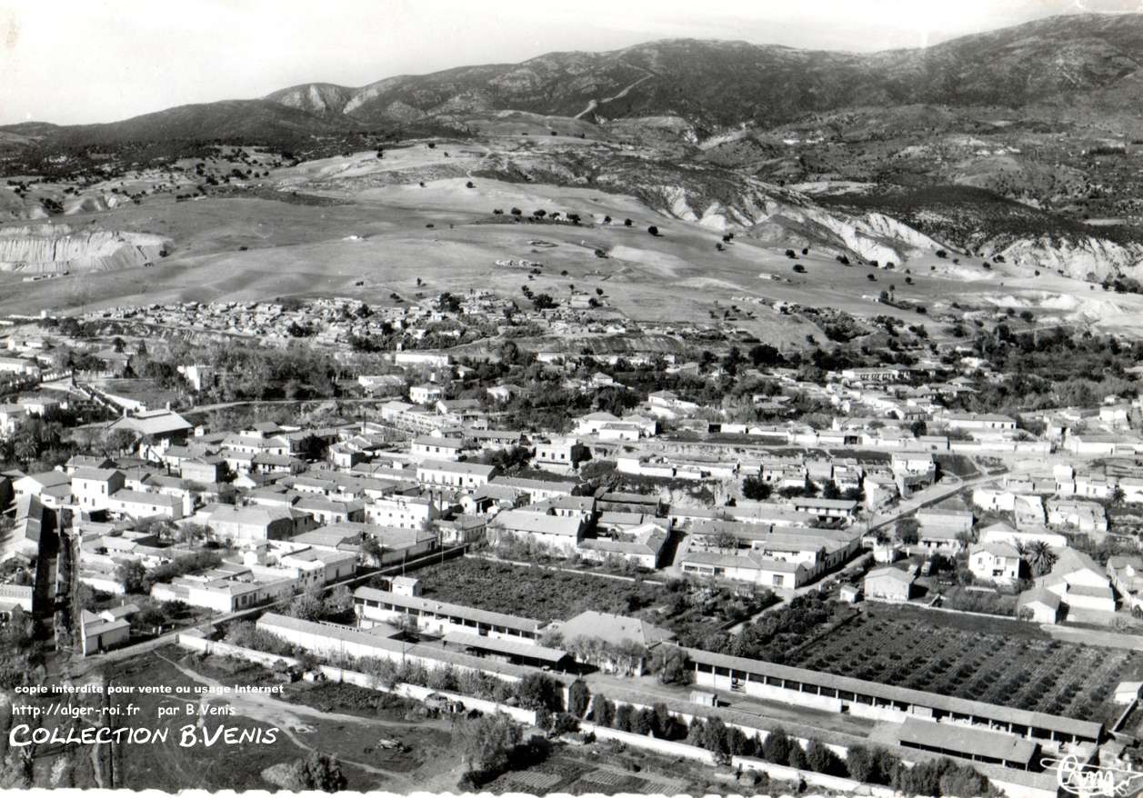 Vue aérienne de la ville . Au 1er plan, la ferme Sahuc