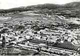 Vue aérienne de la ville . Au 1er plan, la ferme Sahuc