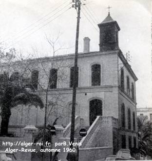 La pittoresque église espagnole, derrière le Consulat, est souvent trop petite pour la foule des fidèles dominicaux.