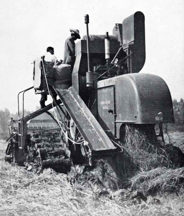 Moissonneuse-batteuse sur chenilles dans la "petite Camargue" du Mazafran.