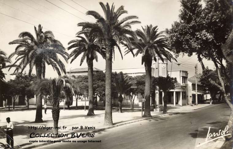 LA PLACE DE LA RÉPUBLIQUE ET LA MAIRIE