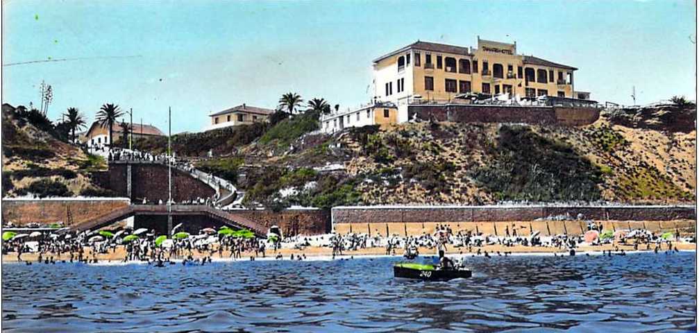 La plage, les escaliers, le restaurant "Tamaris"