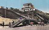 Escaliers, plage, restaurant 