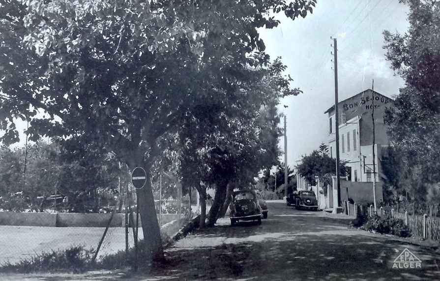 L'Hôtel et l'allée principale