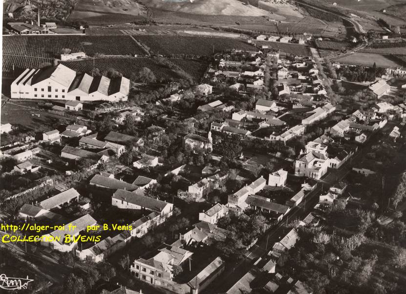 Vue générale aérienne - A gauche : tabacop - au centre : église.