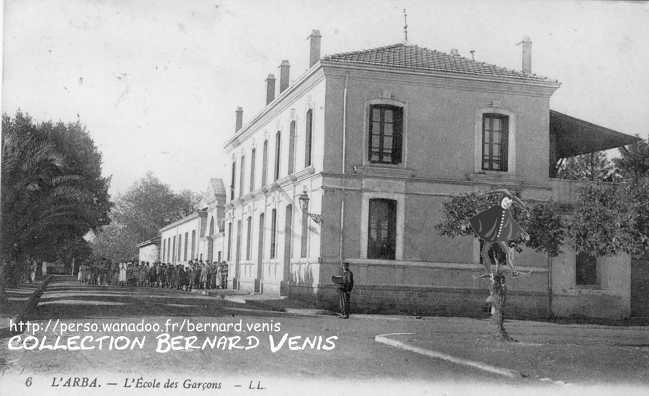 l'école de garçons...ils sont en rang...