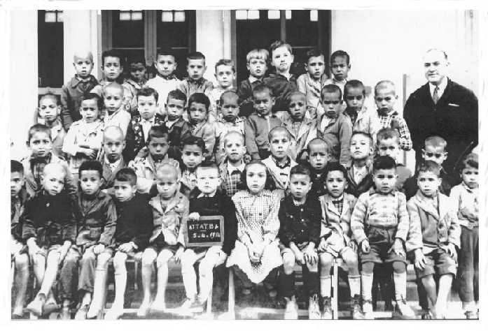 Monsieur BRAKNI avec sa classe de 1954.