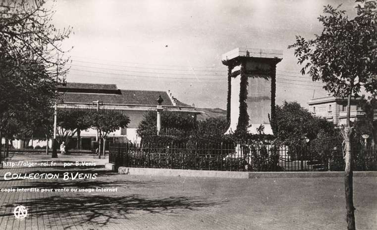 Le monument aux morts et la salle des fêtes