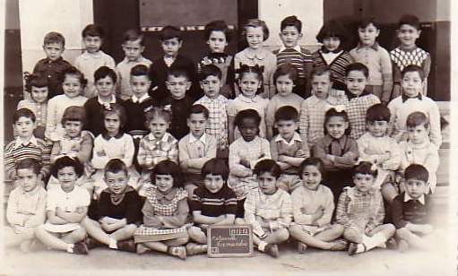 École rue de Normandie, entre église et place Lelièvre. 