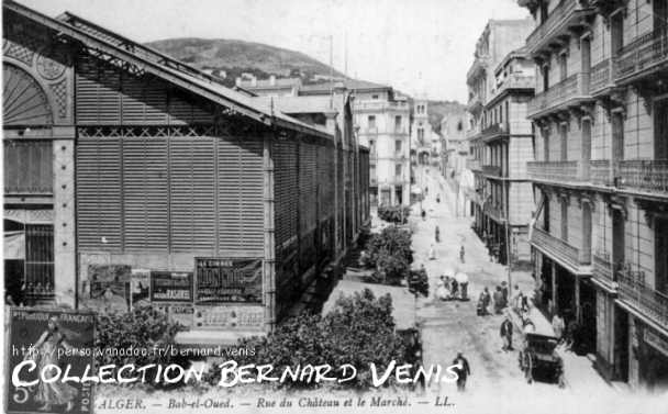 Rue du Château et le marchéAu fond, l'église et mla place Lelièvre.