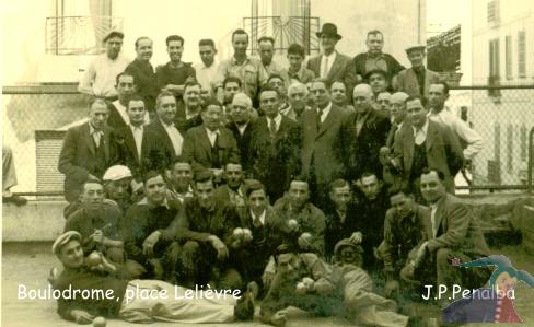 des boulistes de la Place Lelièvre dans les années 50 