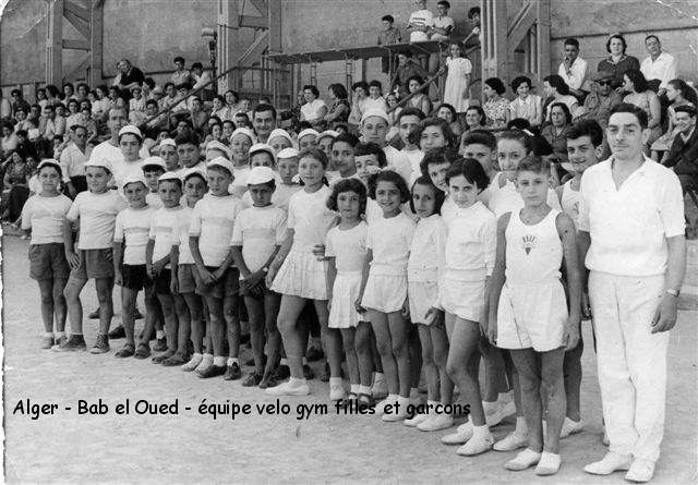 Monsieur Attanasio avec son équipe velo gym filles et garcons