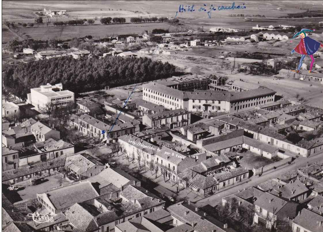 Vue aérienne de la ville .Au centre Collège Moderne, Av de la République & Hôtel des Finances