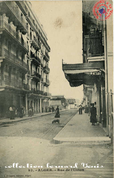 la rue de l'Union. Au bout de la rue, la fontaine de la place Jeanne d'Arc