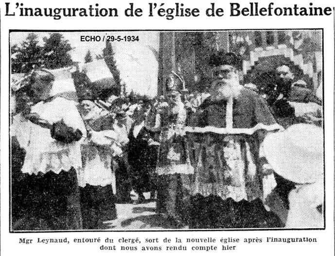 Mgr Leynaud, entouré du clergé, sort de la nouvelle église après l'inauguration