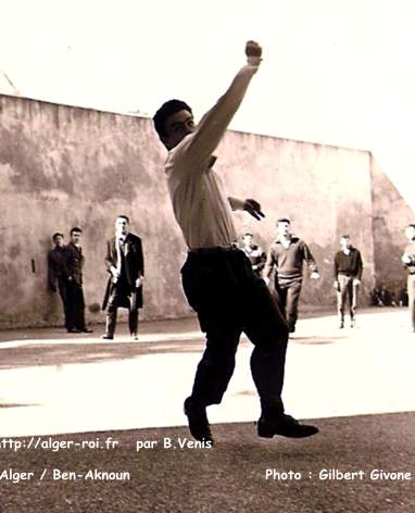 Gilbert Givone " à la Pelote Basque Ben Aknounienne " en pleine action .