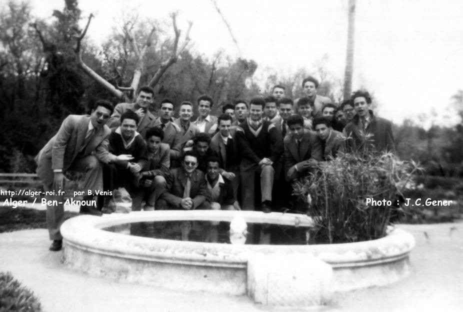 Les potaches du dortoir des premières avec leur pion