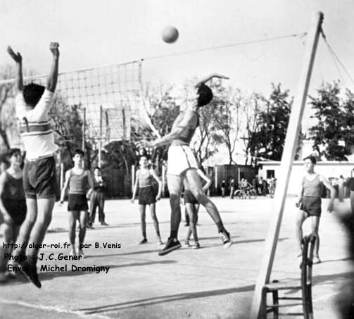 Sider - un volleyeur du Lycée Carnot de Tunis (21) - Gassier - Adrey - Jacquemond au smash - Astier.