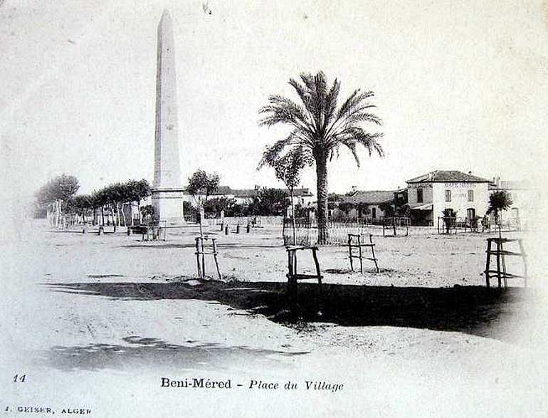 LA PLACE du VILLAGE , LA COLONNE 