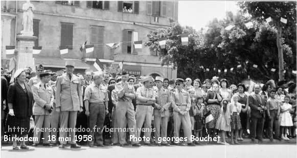 Devant le Monument aux Morts, le 18 mai 1958