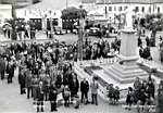 Devant monument aux morts