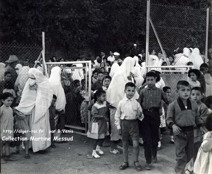 Rentrée des classes en 1959 - devant le portail