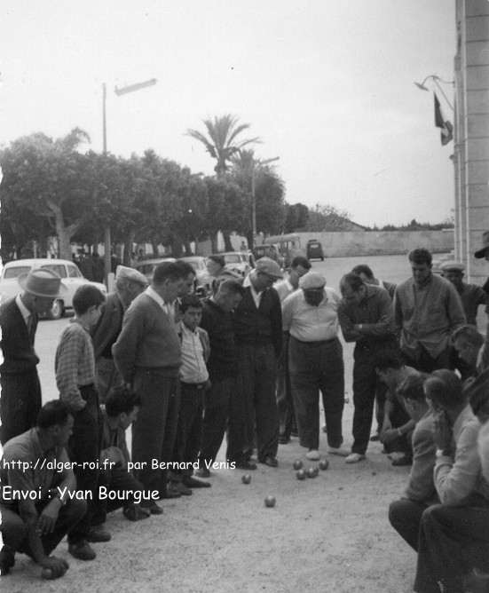 Pétanque, devant la mairie