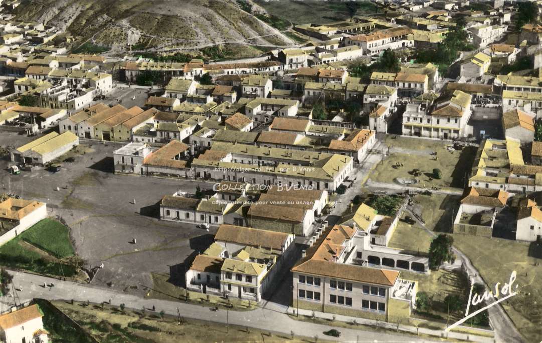 Vue générale - au 1er plan, le groupe scolaire