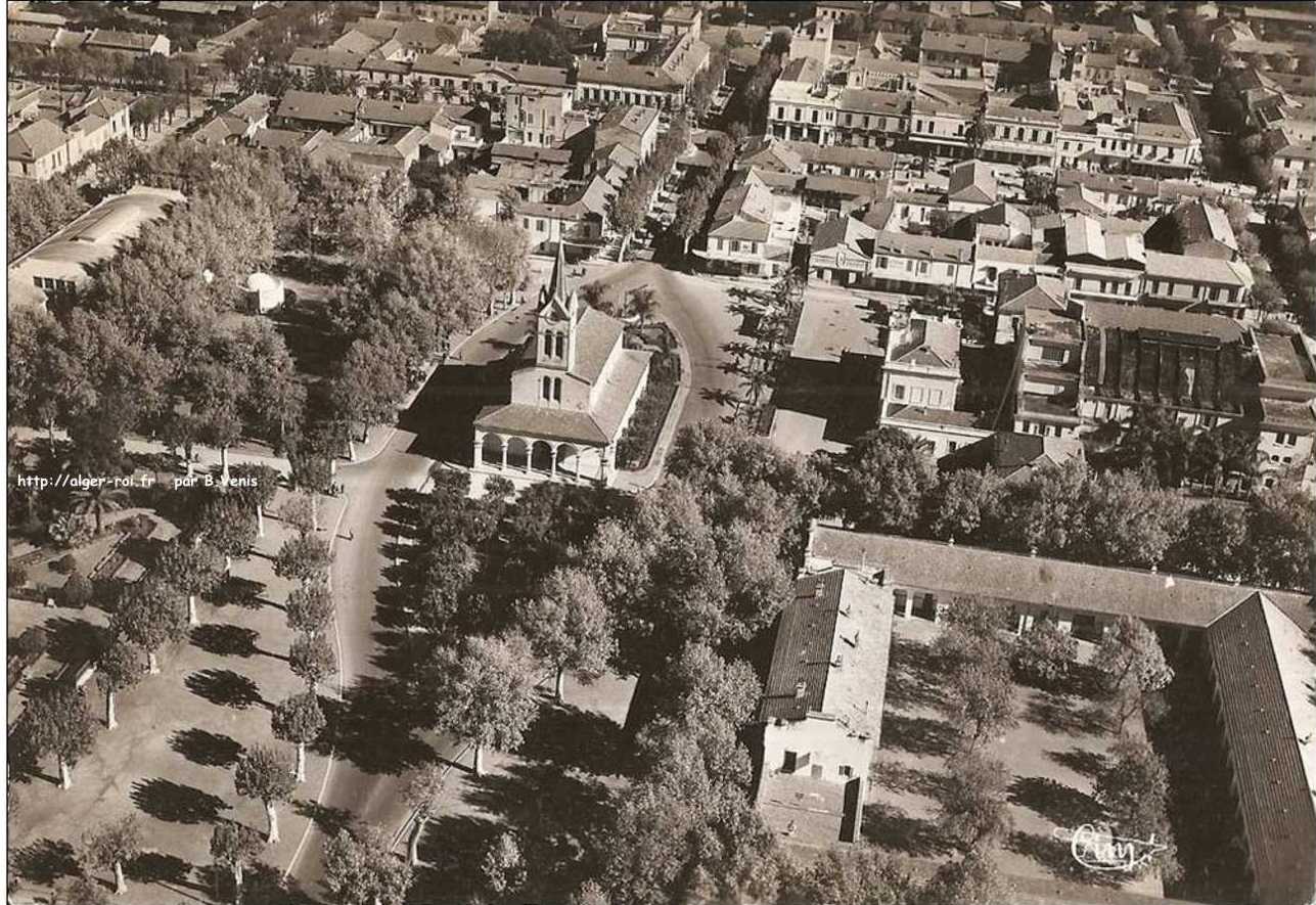 Vue aérienne : église et école de filles 