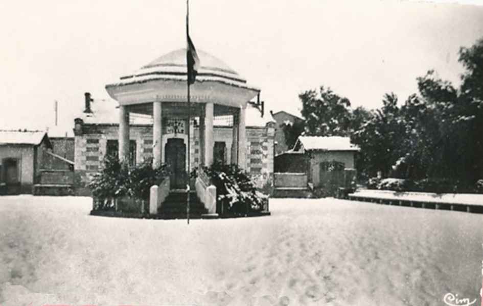 Place de la mairie sous la neige