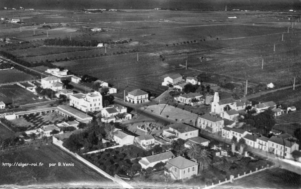 Vue aérienne : vue de l'église et du monument aux Morts