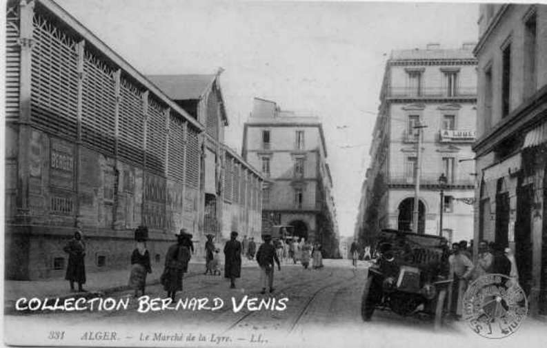 le vaste marché couvert de la Lyre percé par des claires-voies