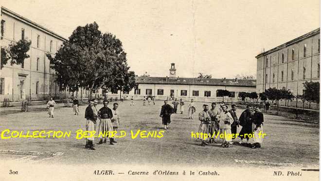 La cour avec quelques "soldats militaires" : zouaves?