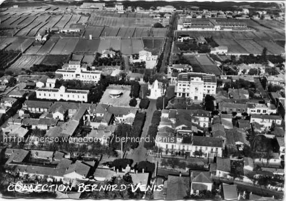 Vue générale.Au centre, la place, l'église,la mairie