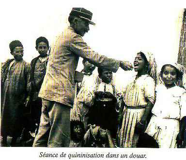 Séance de quininisation dans un douar. 