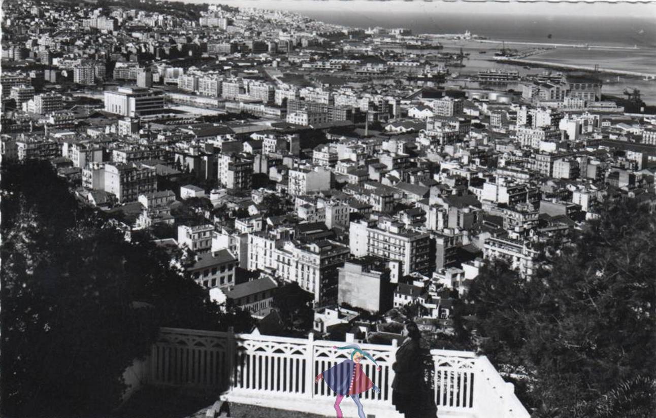 vue générale sur le Chhamp de manoeuvres, le foyer civique.