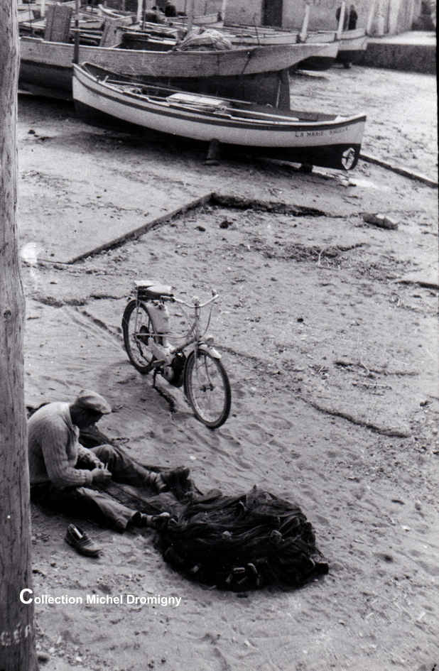 Pêcheur réparant son filet.