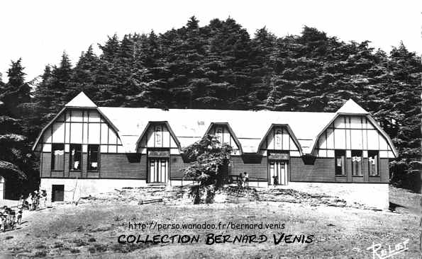 Le ski-club, construit en 1932. Colonie de vacances en été... 