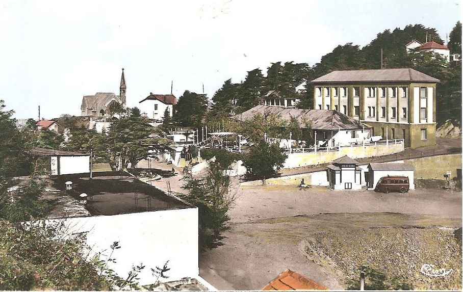 Vue sur le centre : la place, les hôtels, l'église.