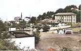 Vue sur le centre : la place, les hôtels, l'église.