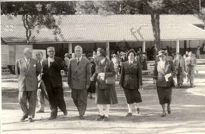 Le Gouverneur général NAEGELEN au centre avec Mme Henriette LUNG. A l'extrême gauche, M. GAZAGNE, maire d'Alger.