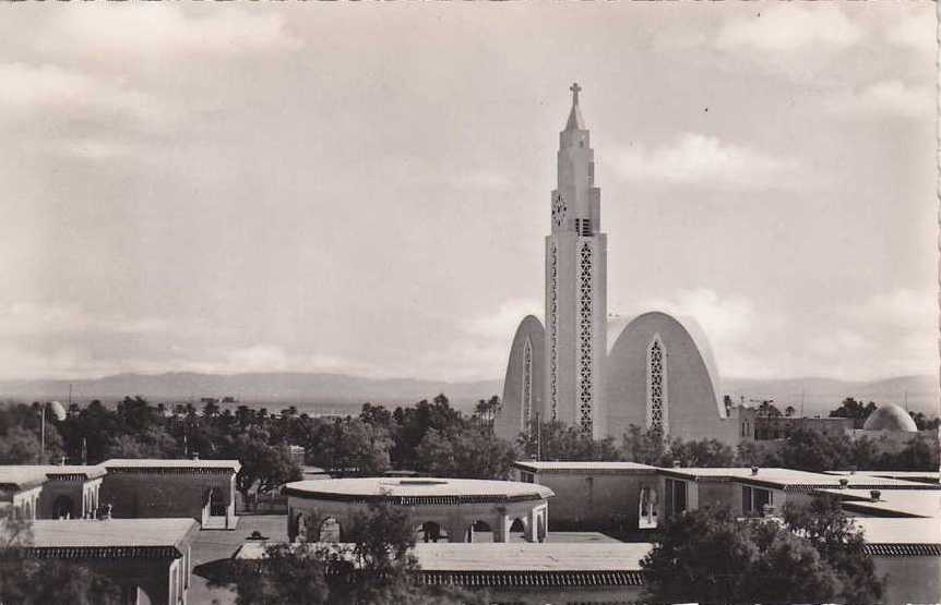 Eglise NOTRE DAME du SAHARA - Au 1er plan : l'Ecole des Filles