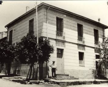 la belle et grande maison de pierres du lot 44 construite entre 1842 et 1845.