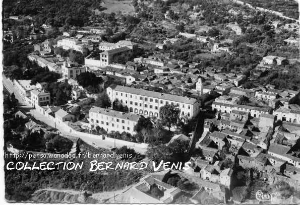 Vue aérienne sur la ville, l'hôpital, la mosquée