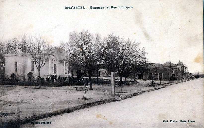 descartes,monument et rue principale