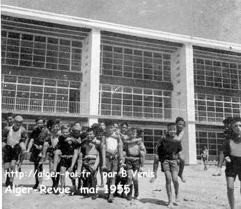 Des enfants ioyeux : ceux de l'école de Saâda qui a ouvert ses portes depuis