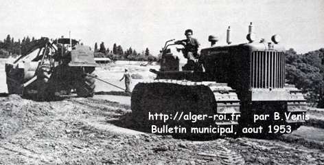 Dès la pose de la première pierre, les travaux de terrassement ont commencé à lo <' Cité du Bonheur ". Un des gros tracteurs du chantier tirant un scrapper..