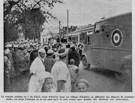 Le camion cinéma n°1 du SDC vient d'arriver dans un village d'Algérie 