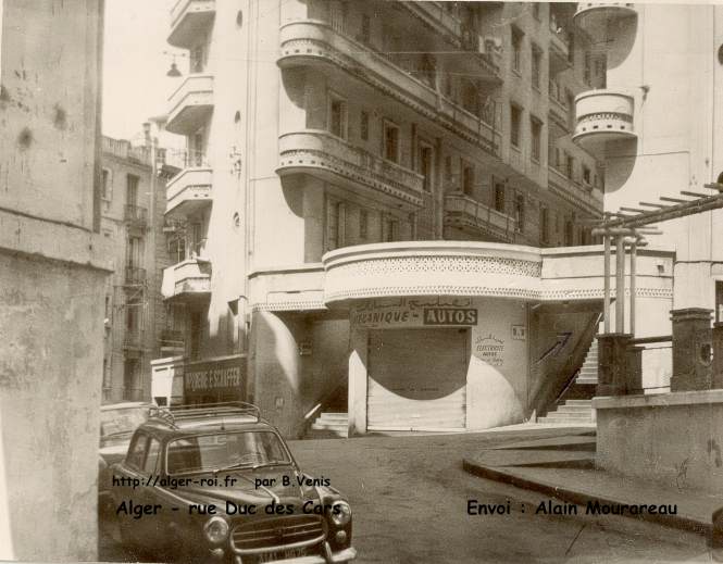 L'entrée de la cité avec un garage au milieu des deux escaliers