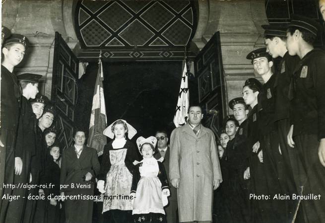 Une haie d'honneur faite par les éléves de l'école d'apprentissage maritime ,